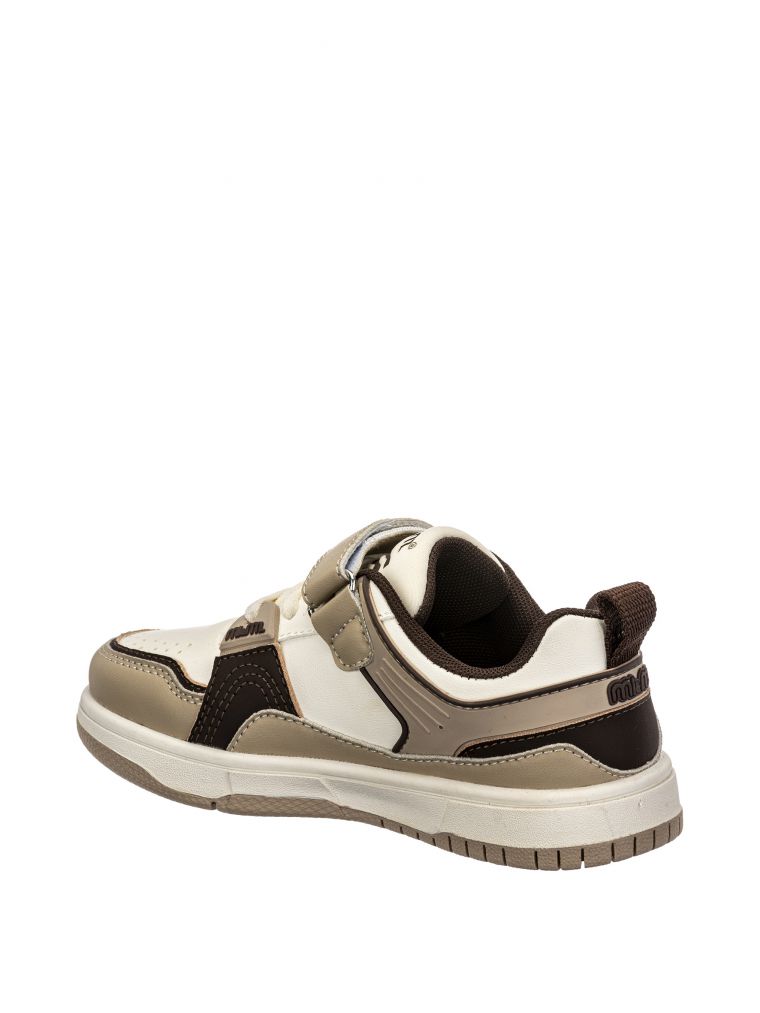 דומיניק סניקרס