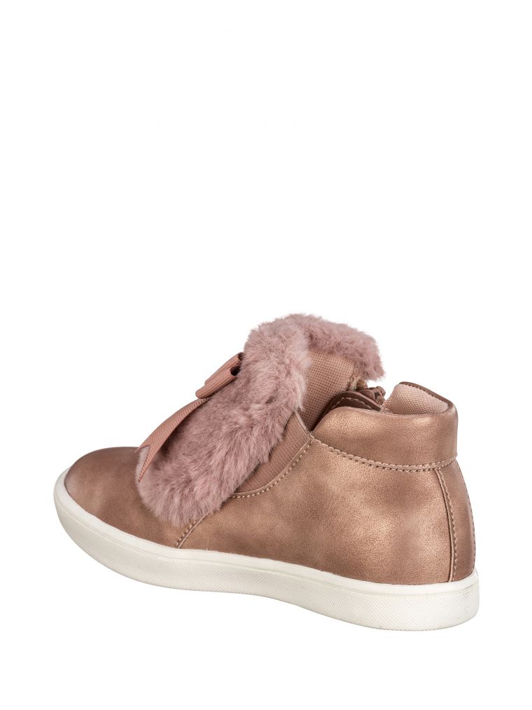 שלושת רבעי בנות הדר פרווה