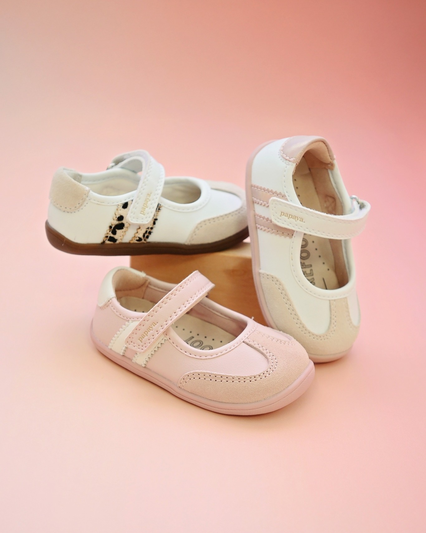 קבלו את האובססיה החדשה שלנו: נעלי תינוקות מדגם ווילי בובה 😍  נעליים טרנדיות בסגנון סניקרס בובתיות. מותאמות למבנה כף הרגל המתפתחת עם סגירת סקוץ’ לנעילה קלה וסוליה גמישה במיוחד - לתמיכה ונוחות מרבית.
רוצים קישור? רשמו לנו בתגובות