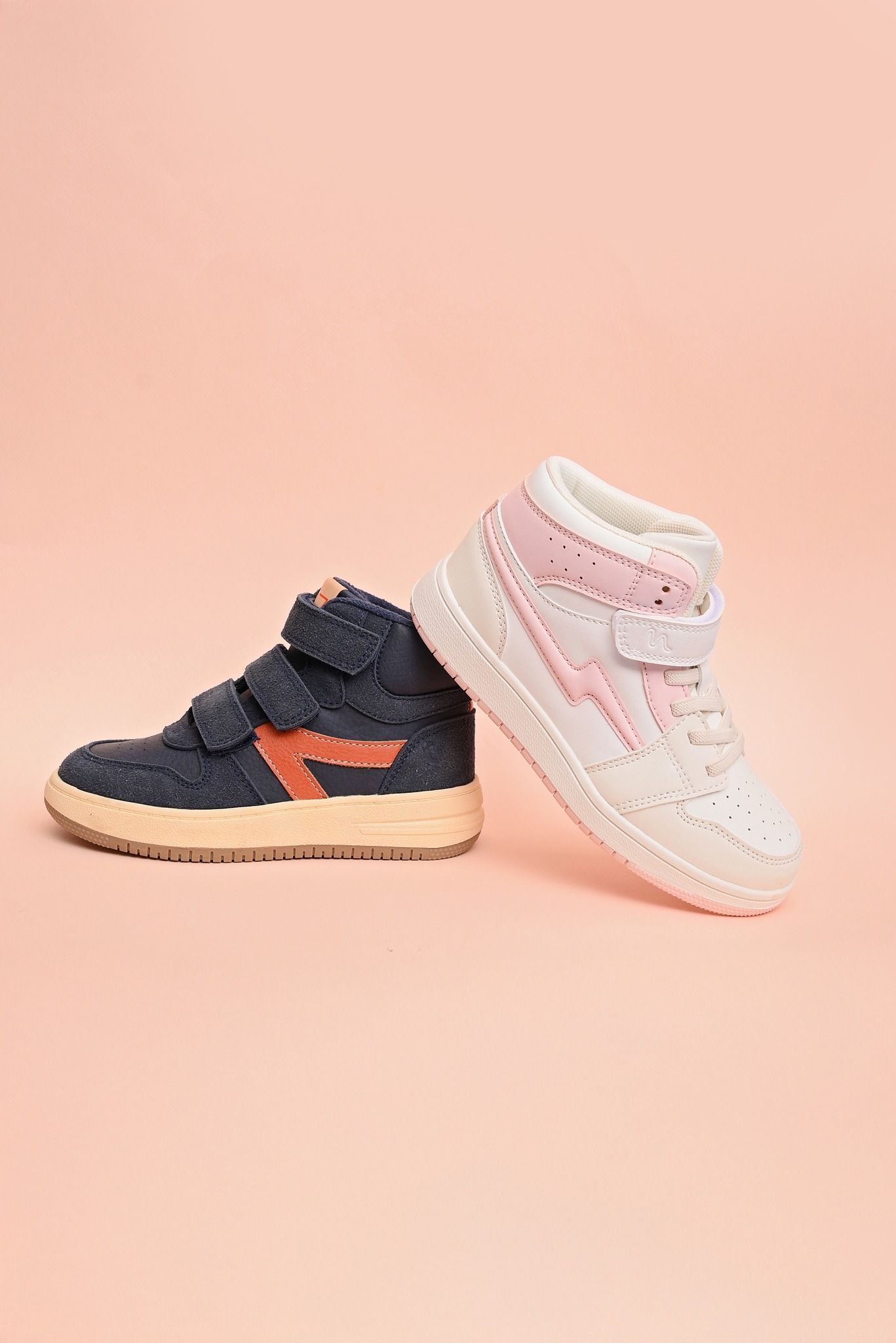 סניקרס גבוהים - במגוון גזרות, צבעים ומידות -לבנים ולבנות 👦👧 רוצים קישור? רשמו לנו בתגובות

#נעליפפאיה #סניקרסלילדים #אופנתילדים #נעליילדים