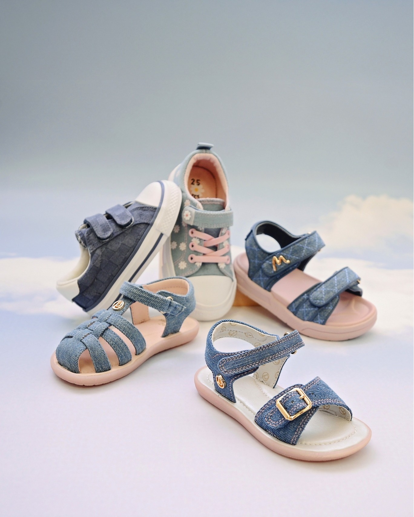 כל מה שג'ינס ומושלם 💙 סניקרס וסנדלים בטרנד הכי אהוב עלינו.
להשיג בחנויות ובאתר פפאיה