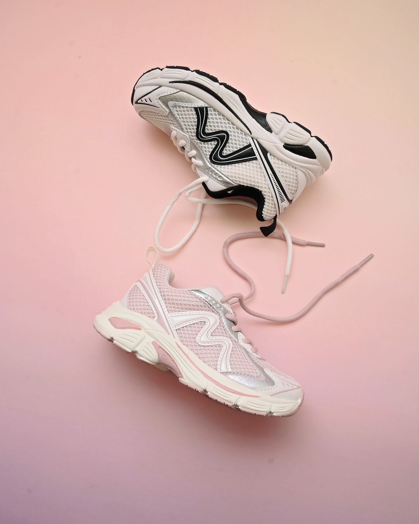 הכירו את נעלי אליסון ספורט אופנה - נעליים בעיצוב ייחודי משיתוף פעולה של פפאיה עם המותג האירופי MOJO 💜👟
נעלי ספורט מבד מש בשילוב בד רשת נושם וסוליה אופנתית המעניקה תחושה קלילה לאורך כל היום.