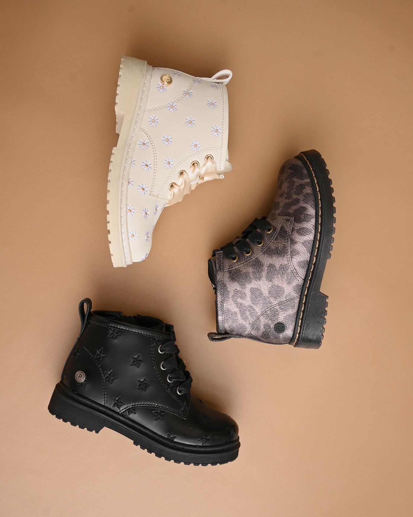 לא במקרה הם בסט סלרס: עיצוב מושלם, נוחות חסרת פשרות 💗 מגפוני בלייז עכשיו במבצעי סוף עונה בחנויות פפאיה ובאתר
רוצים קישור? רשמו לנו בתגובה

#מגפוניםלילדים #מגפוןקלאסי #נעליפפאיה #מבצעחורף