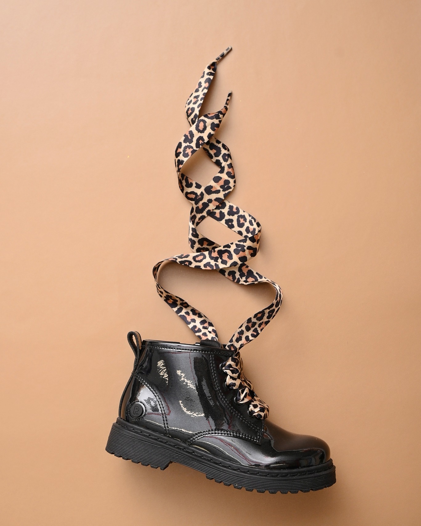 שילוב של שני טרנדים בסטייל מדויק ❣️ מגפונים בגימור לק מבריק עם שרוכים מנומרים, היש מושלם מזה?
רוצים קישור? רשמו לנו בתגובות